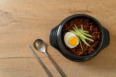 Kore fasulye soslu Anında Erişte salatalık ve haşlanmış yumurta (Jajangmyeon veya Jjajangmyeon) - Kore yemek tarzı