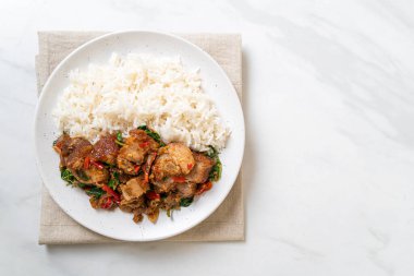 Kızarmış domuz eti ve pirinçli fesleğen Asya yerel sokak yemeği tarzı.