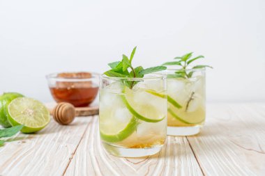 Naneli buzlu bal ve limonlu soda, ferahlatıcı içecek.