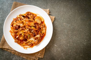 Kore usulü baharatlı ve kimchi soslu kızarmış domuz eti.