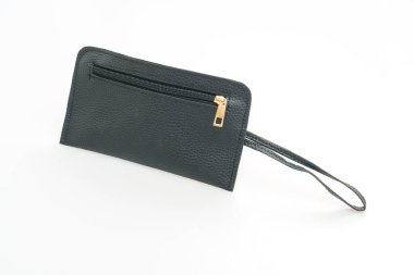 Beyaz arkaplanda siyah deri el çantası var.