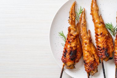 Izgara ya da ızgara tavuk kanadı tabakta şiş