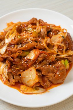 Kore usulü baharatlı ve kimchi soslu kızarmış domuz eti.