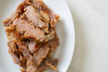 Izgara domuz boynu ya da Tayland baharatlı soslu kömür kaynayan domuz boynu.