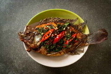 Fesleğen biber soslu kızarmış Tilapia Balığı. Ev yapımı yemek tarzı.