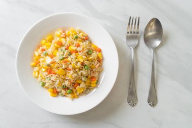 Karışık sebzeli ev yapımı pilav (havuç, yeşil bezelye, mısır) ve yumurta