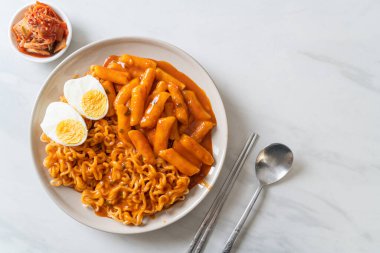 Baharatlı Kore soslu Ramen veya Kore hazır eriştesi ve Tteokbokki - Kore yemeği tarzı