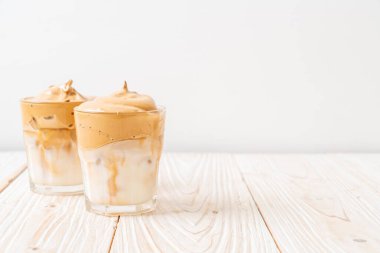 Dalgona kahvesi. Krem şantili buzlu içecek, kahve köpüğü ve süt. Covid-19 şehir karantinası sırasındaki son moda içki, ev konseptinde kalın..