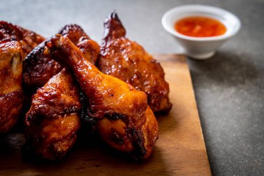 Masada ızgara ve ızgara tavuk.