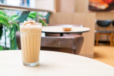 Kahve dükkanında ve restoranda kahveye karıştırılmış espresso.