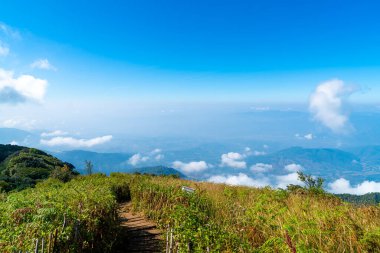 Tayland, Chiang Mai 'deki Kew Mae Pan Doğa Yolu' nda bulutlu ve mavi gökyüzü olan güzel bir dağ tabakası.