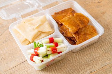 Teslimat kutusunda Pekin Ördeği - Çin yemeği tarzı