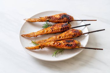 Izgara ya da ızgara tavuk kanadı tabakta şiş