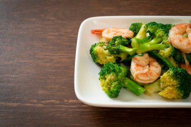 Karidesli kızarmış brokoli. Ev yapımı.