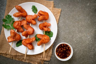 soslu kızarmış sosis şişi.