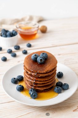 Yaban mersinli ve ballı krep yığını.