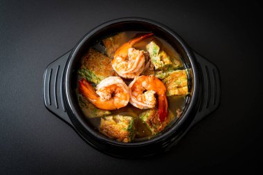 Karides ve sebze omletli Tamarind Paste 'den yapılmış ekşi çorba - Asya usulü.