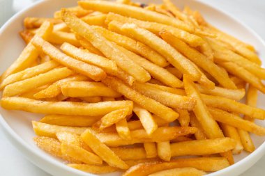 Patates kızartması ya da ekşi krema ve ketçaplı patates cipsi.