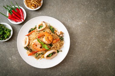 Fesleğenli, biberli, karidesli ve kalamarlı Çin eriştesi. Asya usulü.