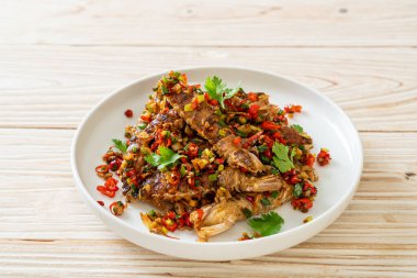 Kızarmış Mantid Karidesi ya da Acılı ve Tuzlu Kerevit Deniz Ürünleri Stili