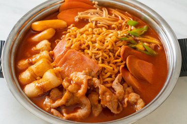 Budae Jjigae ya da Budaejjigae (ordu yahnisi ya da ordu üssü). Kimchi, konserve jambon, sosis, ramen eriştesi ve çok daha popüler Kore usulü sıcak yemek ile dolu.