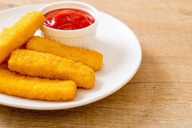 Kızarmış balık kroket ve ketçaplı ekmek kırıntıları.