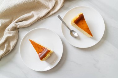Beyaz tabakta ev yapımı cheesecake.