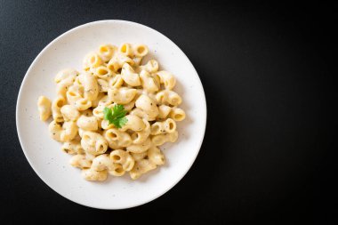 Fırında makarna ve peynir.