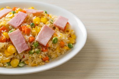 Jambonlu ev yapımı pilav ve karışık sebze (havuç, yeşil bezelye, havuç))
