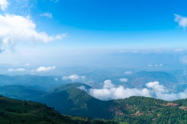 Tayland, Chiang Mai 'deki Kew Mae Pan Doğa Yolu' nda bulutlu ve mavi gökyüzü olan güzel bir dağ tabakası.