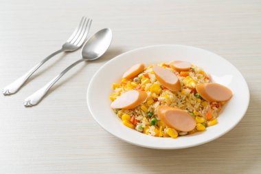 Sosisli pilav ve karışık sebze.