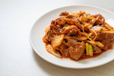 Kore usulü baharatlı ve kimchi soslu kızarmış domuz eti.