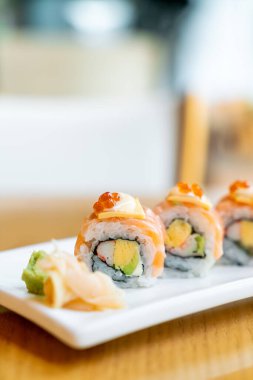 Japon usulü peynirli somon dürümü suşi.