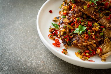 Kızarmış Mantid Karidesi ya da Acılı ve Tuzlu Kerevit Deniz Ürünleri Stili