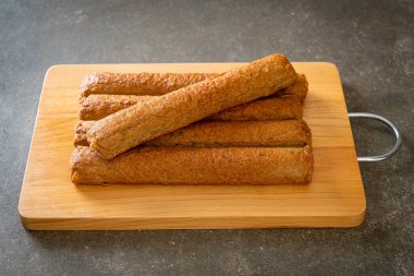 Kızarmış Çin balık köftesi ya da tahta üzerinde balık köftesi.