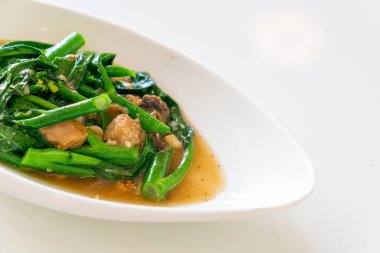 Çin lahanalı kızarmış balık, Asya usulü.