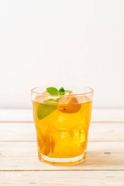 Buzlu ve naneli Çin eriği suyu.