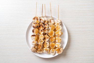 Izgarada dilimlenmiş muz ve karamel sosu.