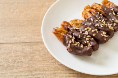 Güneş ışığı kurumuş muz çikolata kaplama veya muz soslu çikolata