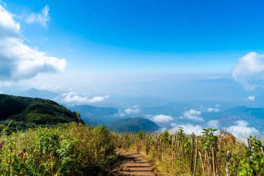 Tayland, Chiang Mai 'deki Kew Mae Pan Doğa Yolu' nda bulutlu ve mavi gökyüzü olan güzel bir dağ tabakası.