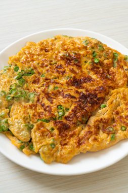 Uzun fasulyeli omlet ya da bezelye - ev yapımı yemek tarzı.