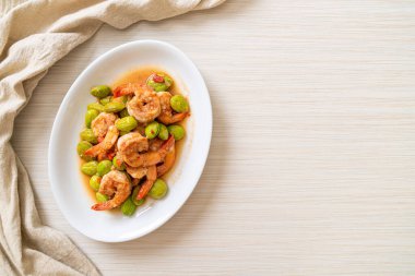 Karışık Kızarmış Fasulye ve Karides Tayland usulü