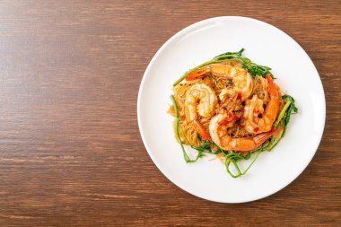 Kızarmış pirinç vermicelli ve karidesli su mimozası.