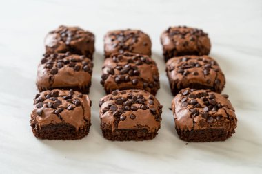 Üstünde çikolata parçacıkları olan çikolatalı browniler.