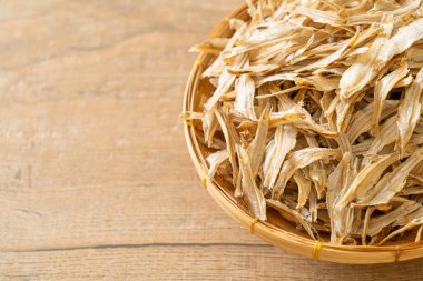 Kurutulmuş küçük çıtır balık.