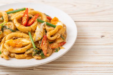 Kızarmış kalamar ya da ahtapotu tuzlu yumurtayla karıştırın - Asya yemeği tarzı