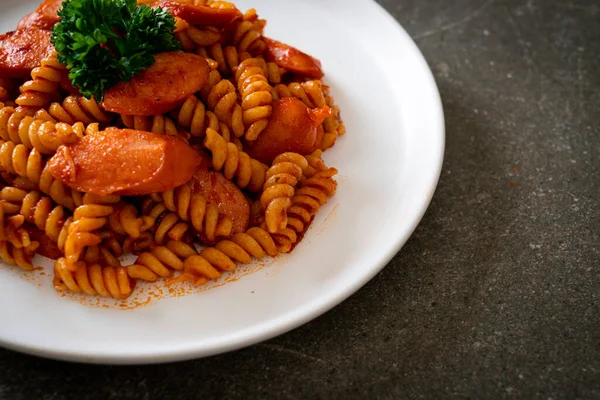 domates soslu ve sosisli spiral ya da spiralli makarna İtalyan yemek stili.