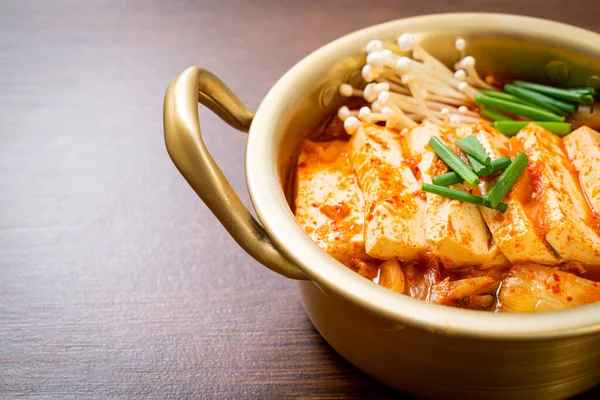 Yumuşak Tofulu Kimchi Çorbası veya Kore Kimchi Güveci - Kore Yemekleri Geleneksel Tarzı