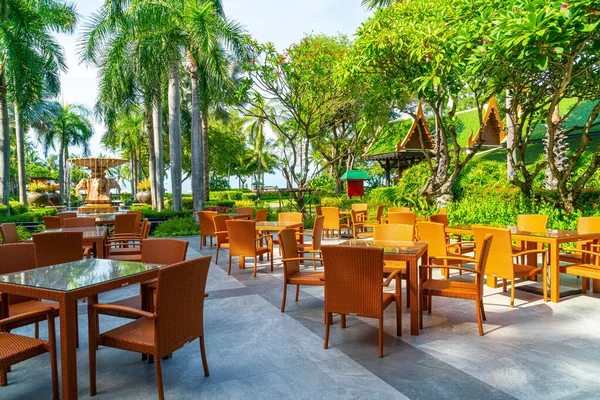 Cafe restoranında bahçe sandalyesi ve masa.