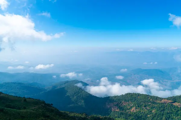 Tayland, Chiang Mai 'deki Kew Mae Pan Doğa Yolu' nda bulutlu ve mavi gökyüzü olan güzel bir dağ tabakası.